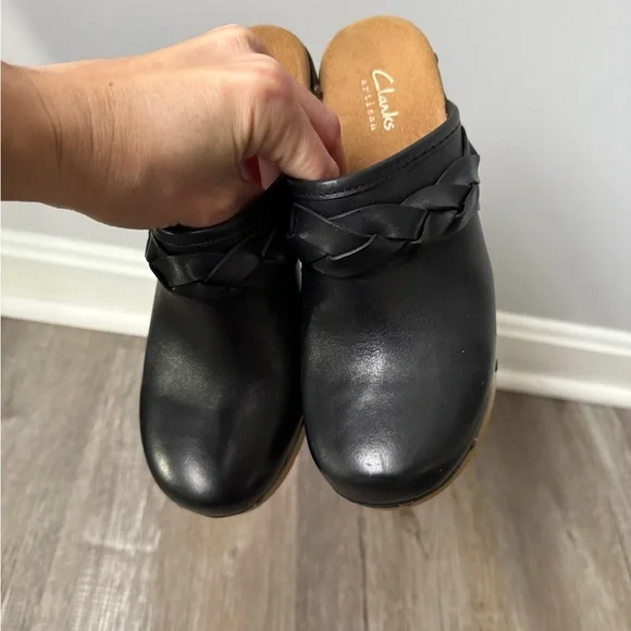Clark’s Artisan Ledella Meg Black Leather Clogs Mule Heels Wooden Heel Size 6